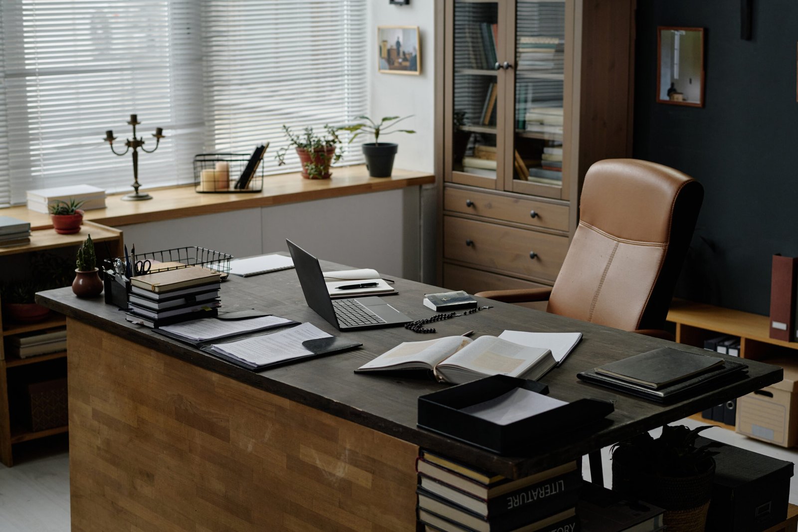 Security Expert Witness wooden desk with laptop and bible on top